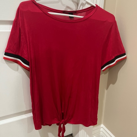 Simple red top with a knot design at the bottom - Picture 1 of 1
